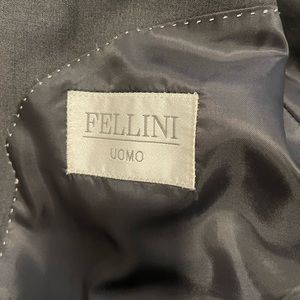 Used suit. Great condition. Barely worn. Grey. 48 Regular